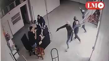 El momento en que los delincuentes encapuchados y armados ingresan a la distribuidora de fiambres. Al mismo tiempo afuera se desataba una balacera. Los autores aún no fueron atrapados. 