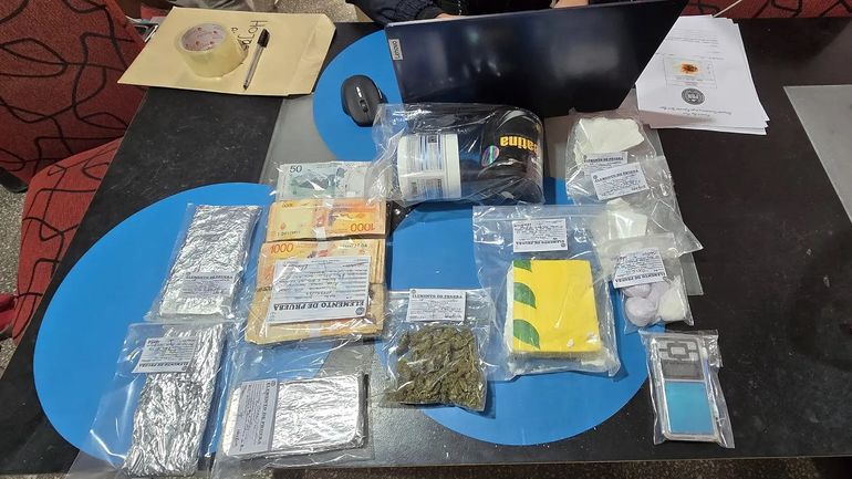 El personal de la División Toxicomanía y Leyes Especiales Alto Valle Este concretó seis allanamientos simultáneos que derivaron en el secuestro de más de un kilo de cocaína y medio kilo de marihuana, junto a dinero en efectivo, balanzas digitales y teléfonos celulares.