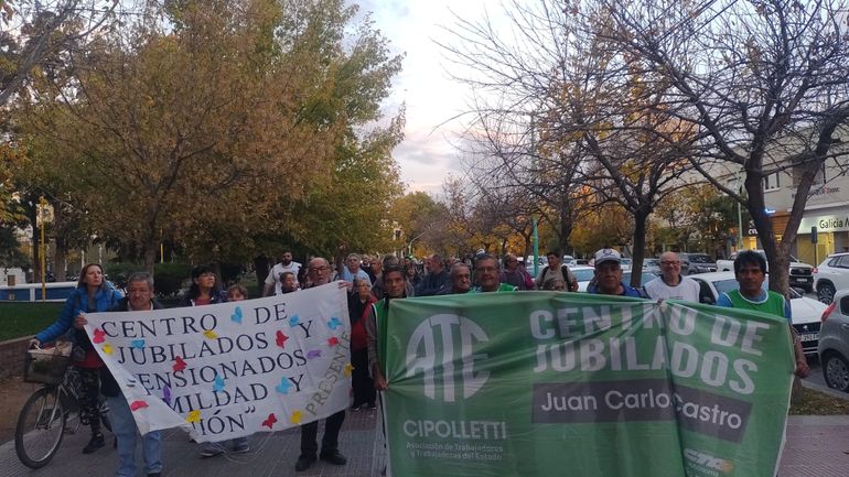 Jubilados y pensionados cipoleños protestaron este miércoles en reclamo contra los recortes en sus haberes, en la provisión de medicamentos y en derechos básicos que viene impulsando el gobierno nacional. 