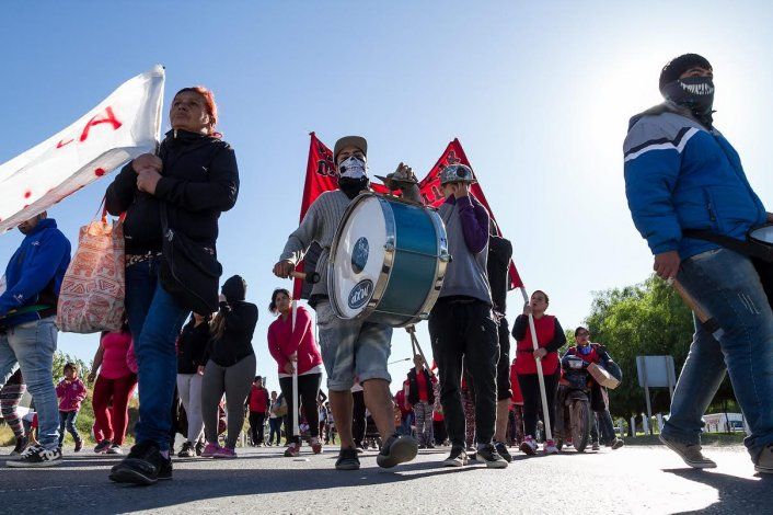 Desocupados cortaron la Ruta 22 y reclamaron puestos de trabajo