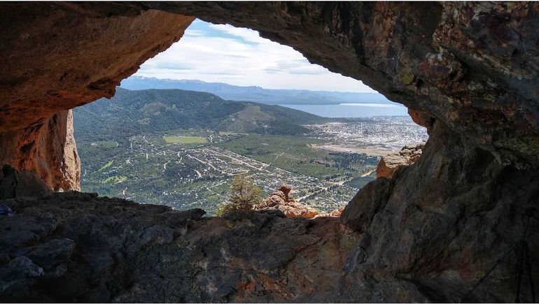 Un matrimonio de turistas hacía trekking en Bariloche y su bebé cayó rodando por el sendero.