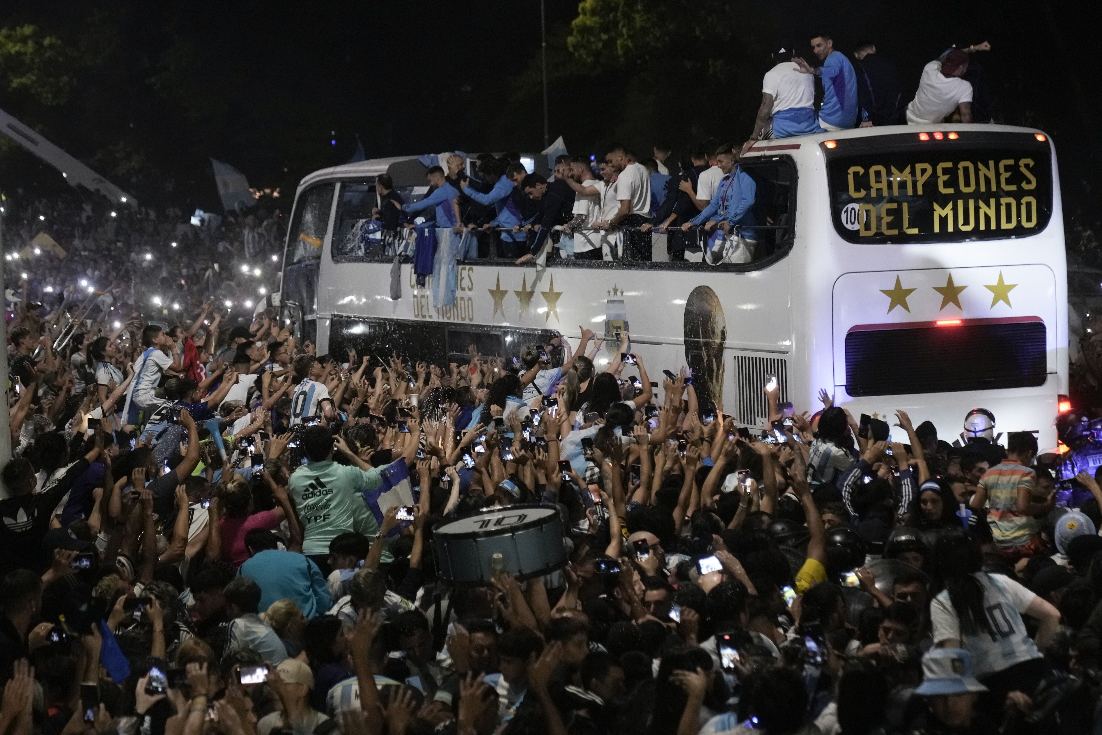 La Selección Argentina llegó al país: así fue recibida por una multitud