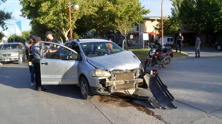 Chocaron y se escaparon porque el auto era robado