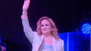 asi fue la reaparicion en el escenario de lucia galan tras luchar con una dura enfermedad