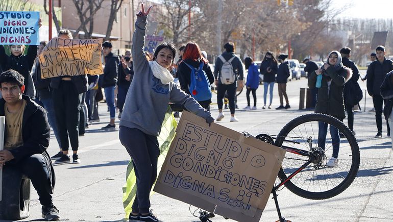 Alumnos del colegio Belgrano marchan por mejoras edilicias