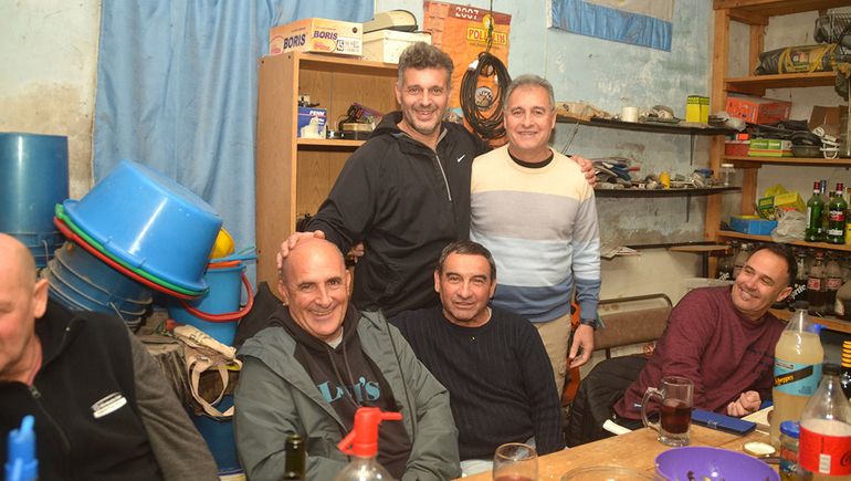Mingo Perilli, Claudio Siccolo, Omar Sandoval, Mirko Ledesma y Fabio Gallucci a pura risa.