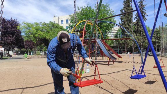 La Muni puso manos a la obra para mejorar juegos en las plazas de la ciudad