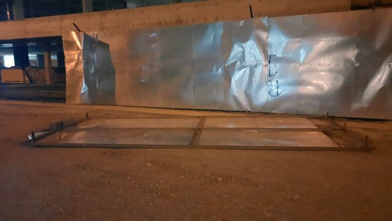 Un peligro: se vol&oacute; una chapa de una obra en construcci&oacute;n
