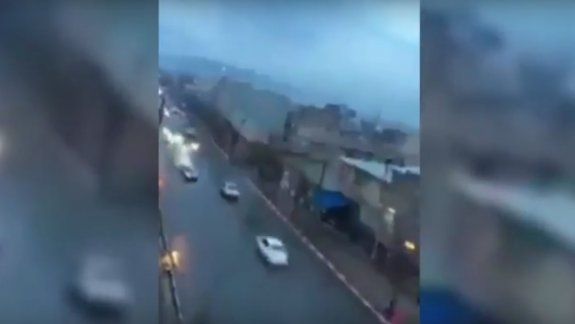 Mirá cómo un rayo impacta contra un auto en movimiento