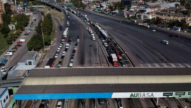 Lluvia de billetes generó un atasco entre Buenos Aires-La Plata