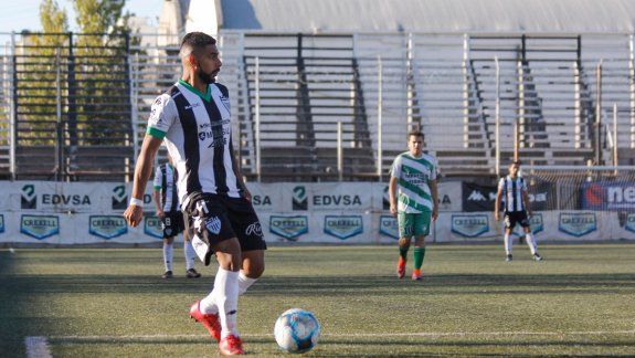 Carrera es uno de los profesionales del Federal A que están jugando la Liga Confluencia con la camiseta de Cipo.