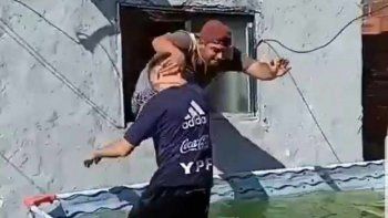 Papurri al agua, desde una ventana. Uno de los videos que se volvió viral.