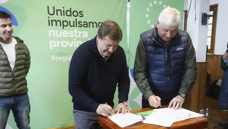 El Gobierno provincial firmo una serie de obras destinadas a mejorar la infraestructura vial de Bariloche.