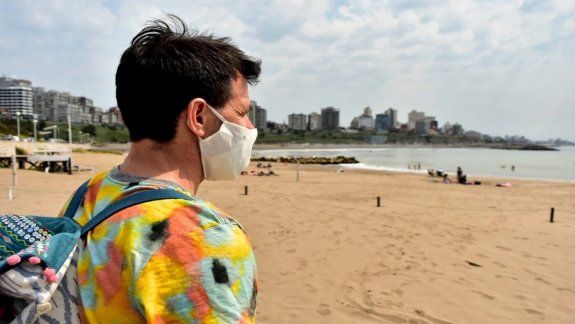 ¿Hay riesgo de contagiarse Covid-19 a través del agua de mar?