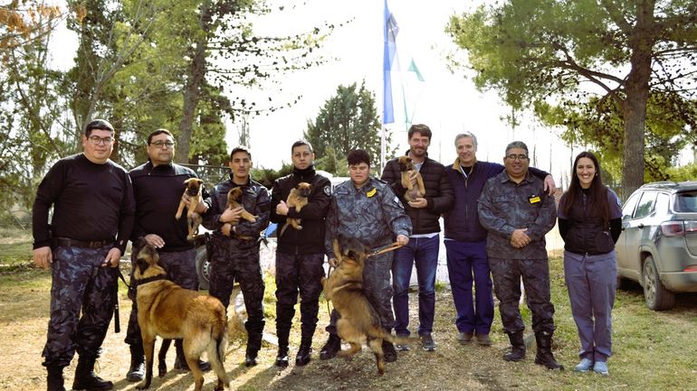 En el acto de entrega de los ejemplares participó el intendente Rodrigo Buteler y autoridades de la fuerza provincial.
