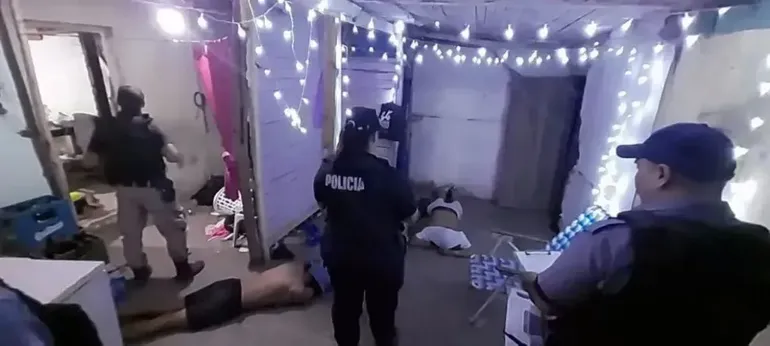 El operativo policial derivó en la detención de siete hombres y el secuestro de armas