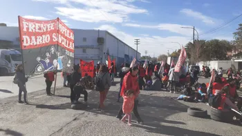 Integrantes de distintas organizaciones sociales reclamaron alimentos en el depósito de un supermercado. 