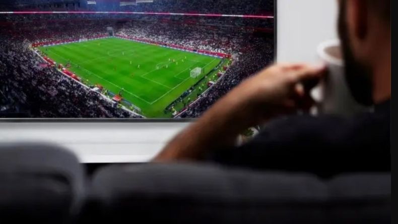 El hombre fue sorprendido mientras miraba el partido de fútbol en su casa. Foto: ilustrativa.