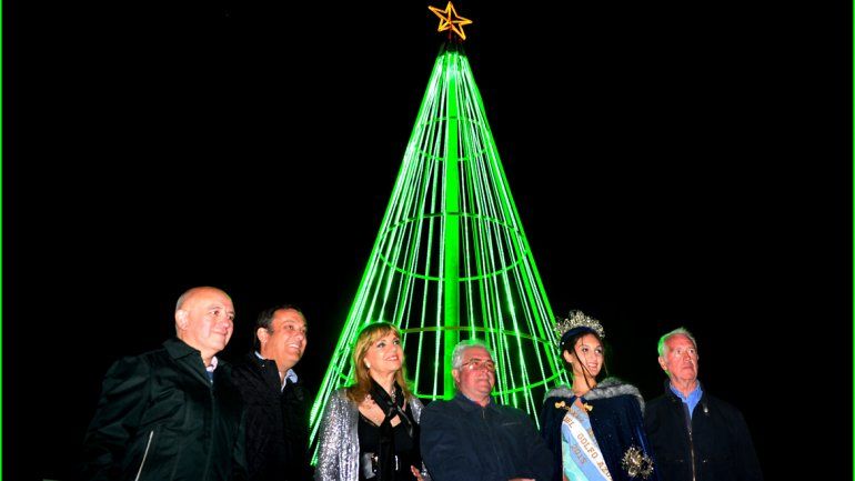 Edersa y Teté Coustarot donaron un árbol de Navidad a Las Grutas