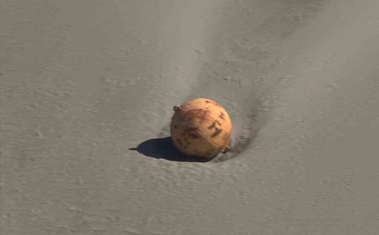 Encuentran una extraña bola de hierro gigante en una playa en Japón