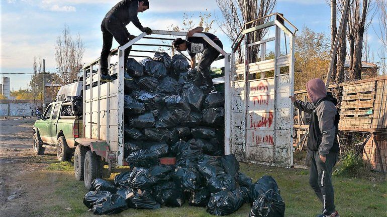 La Puerto Argentino salió a repartir leña en los barrios más humildes