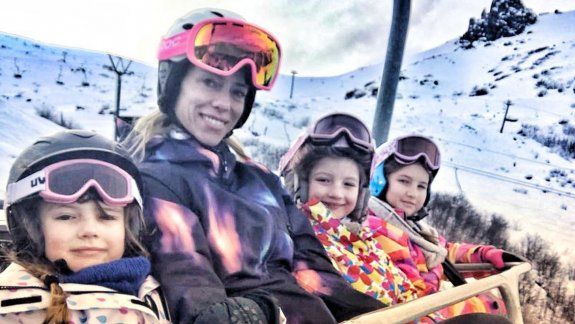 Nicole viajó a Bariloche junto a sus pequeñas hijas y su novio