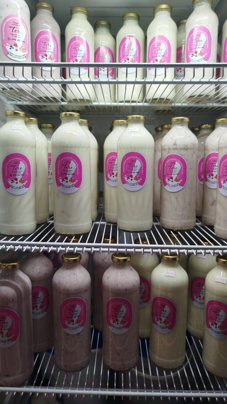 La heladera de la casa, llena de botellas de yogures. La heladera de la casa, llena de botellas de yogures.