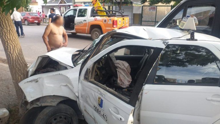 Taxista cipoleño perdió el control del auto e impactó contra un árbol
