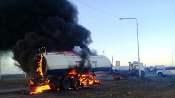 Incendiaron un camión en una protesta en Catriel