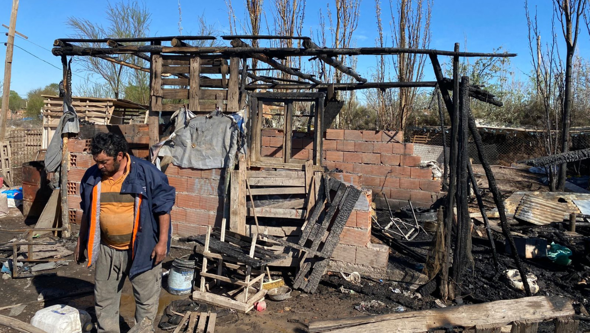 Rubén Vera, junto a los restos de su casilla incendiada.