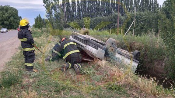 Un joven se salvó de milagro tras volcar y caer a un canal de riego 