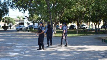 El día después del hecho la policía hizo pericias en la plaza donde ocurrieron los hechos, frente a la Comisaría. El día después del hecho la policía hizo pericias en la plaza donde ocurrieron los hechos, frente a la Comisaría.