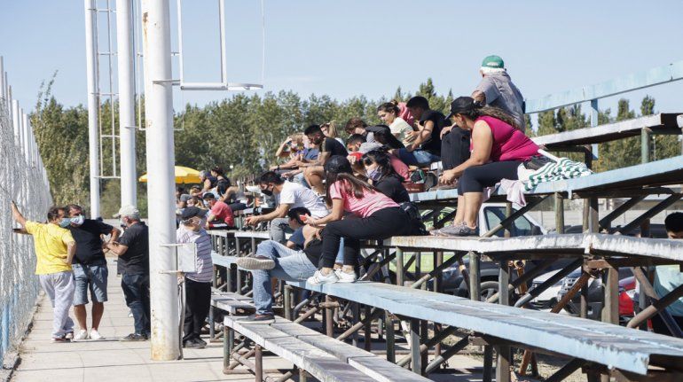 Hubo hinchas y allegados en las tribunas de la Liga Confluencia.