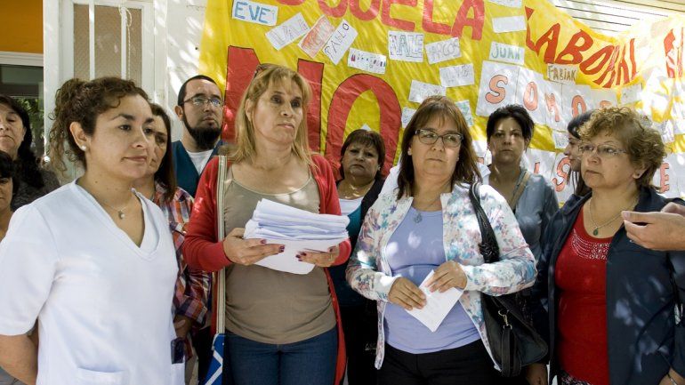 Madres y docentes de la Escuela Laboral 4 piden fondos para la construcción del ansiado edificio propio.