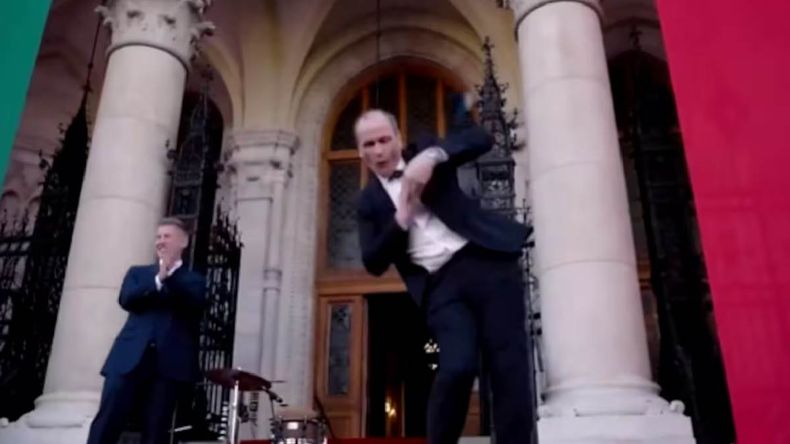 El baile de Zsolt Hegeds llamó la atención de los presentes y se volvió viral.