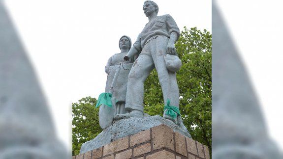 Vándalos destrozan el monumento al inmigrante en Cipolletti
