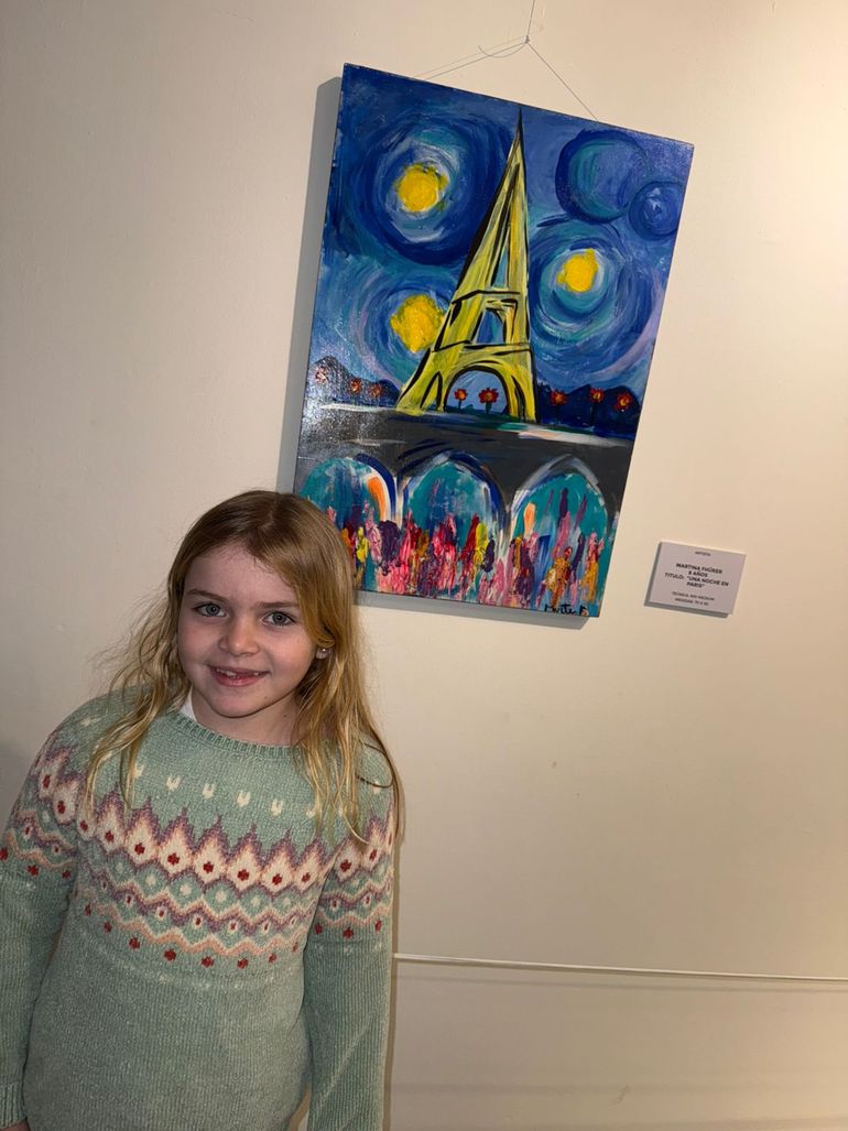 Martina Fhürer de 9 años con su obra La noche estrellada.   
