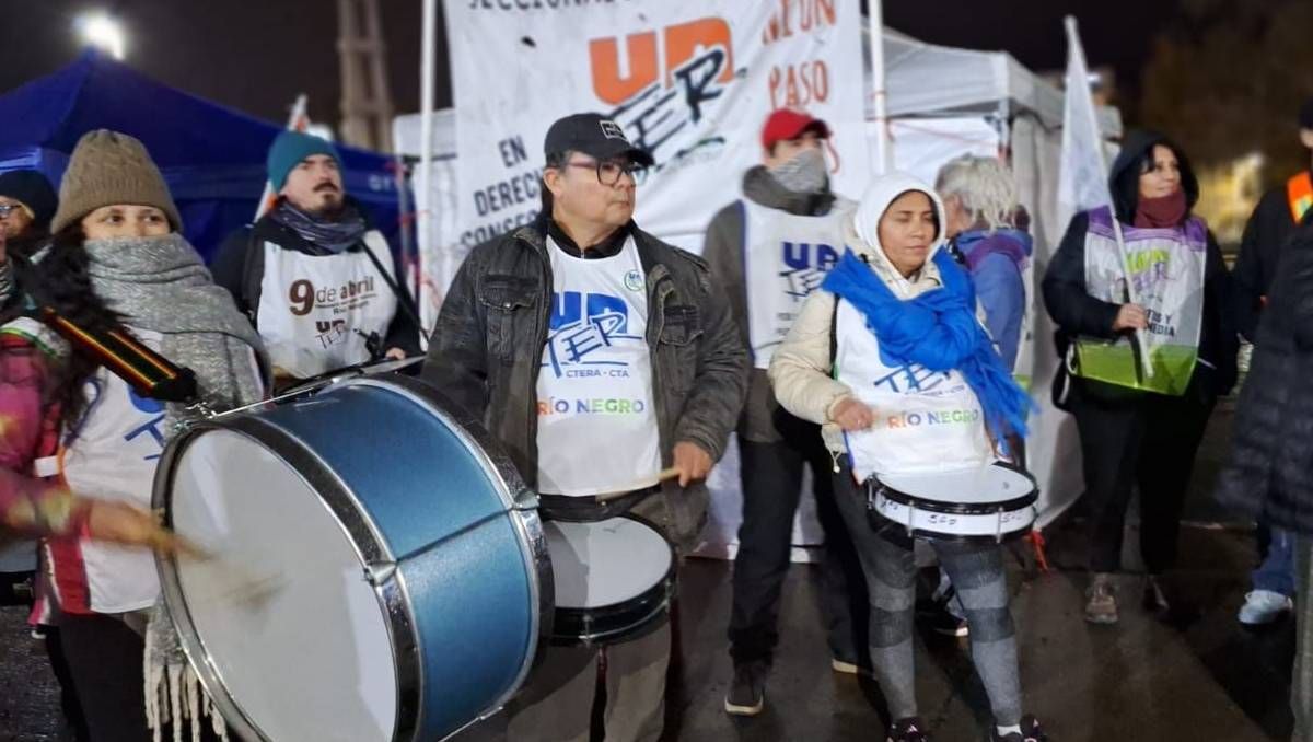 Unter inició un paro por 48 horas con una manifestación en los puentes carreteros Cipolletti-Neuquén.