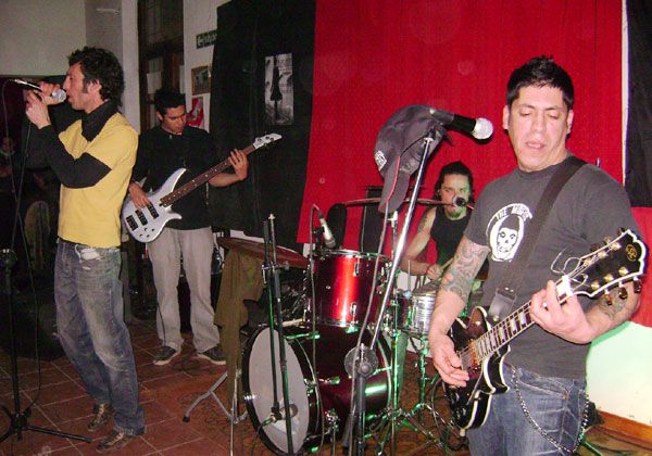 Espectáculo y homenaje al punk