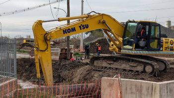 El Municipio realiza trabajos previos en un canal, para avanzar con la rotonda en Circunvalación.