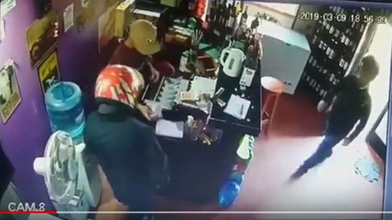 Mirá el violento asalto a una vinoteca del barrio Don Bosco