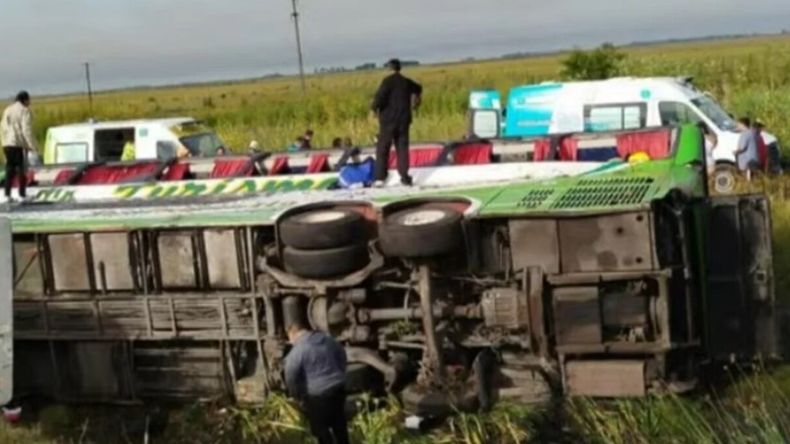 Volcó un micro en la Ruta 2: hay dos pasajeros muertos y varios heridos graves