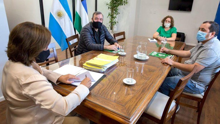 Provincia firmó el pase a planta de casi 2 mil estatales rionegrinos