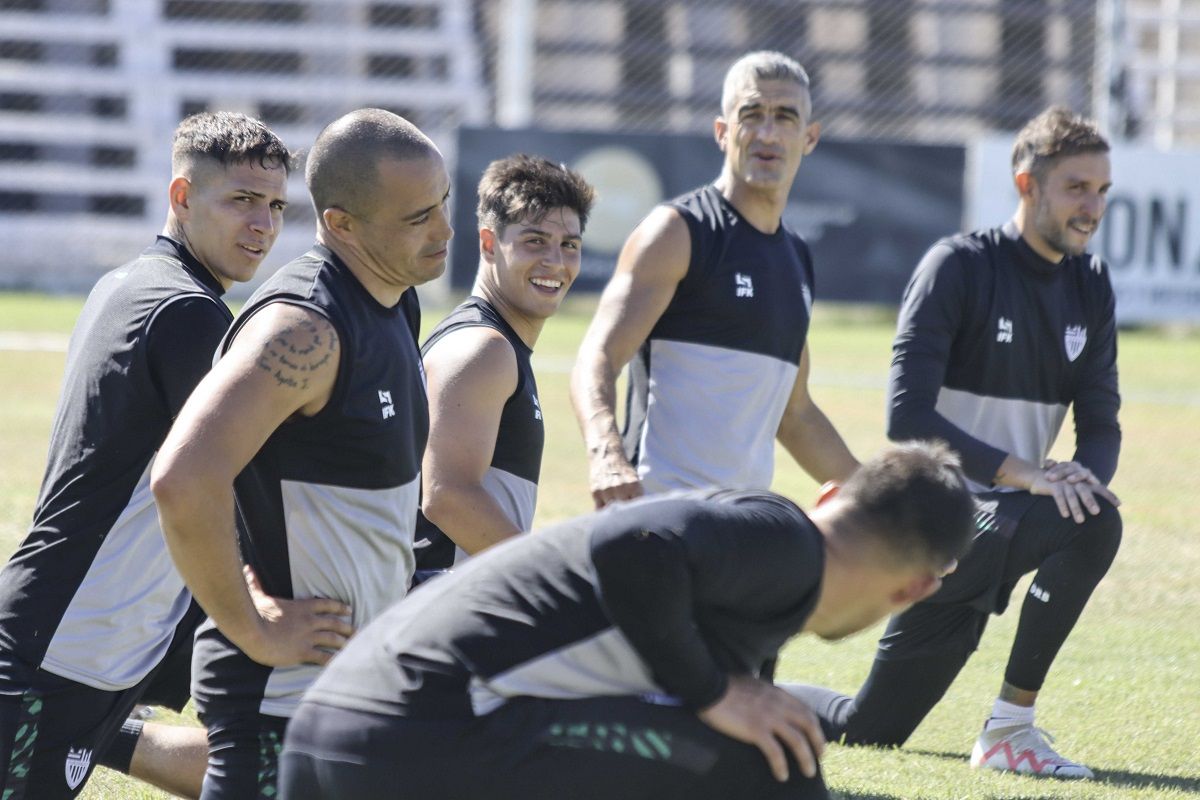 Clima positivo en Cipolletti para comenzar los trabajos rumbo a un nuevo año futbolero. Fotos: Anahí Cárdena&nbsp;