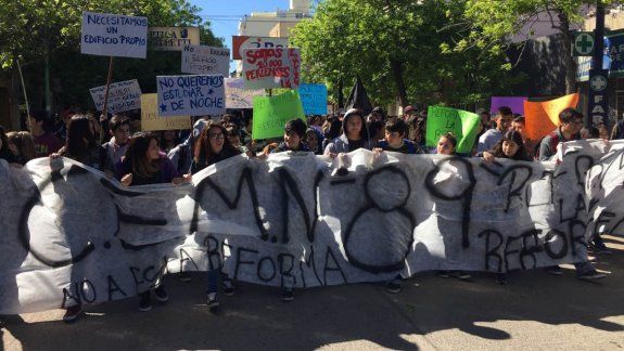 Estudiantes secundarios marcharon contra la reforma de la nueva escuela secundaria