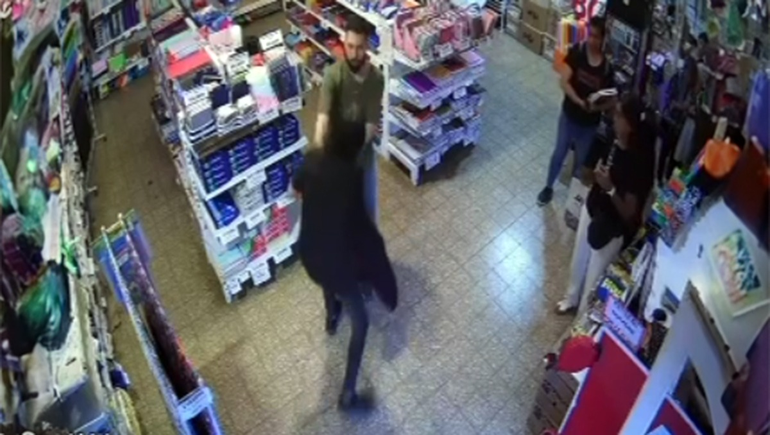 Una captura del cruce, a los golpes, entre el kiosquero y el hampón en la librería. Una captura del cruce, a los golpes, entre el kiosquero y el hampón en la librería.