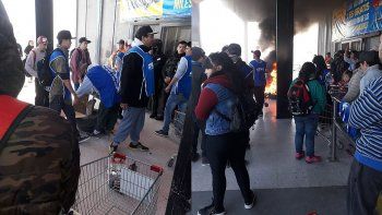 tension: reclaman alimentos en la puerta de un supermercado en roca