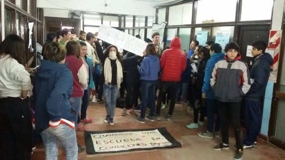 Después de la protesta, el CPE decidió suspender las clases.