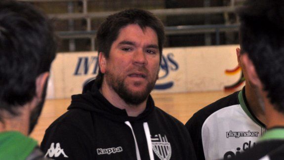 Rubio, el técnico de un Cipolletti novato en el Torneo Federal de básquet.