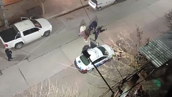 Uno de los detenidos fue reducido en medio de la calle, donde quedó en medio de un charco de sangre. Antes se había enfrentado con los policías.&nbsp;